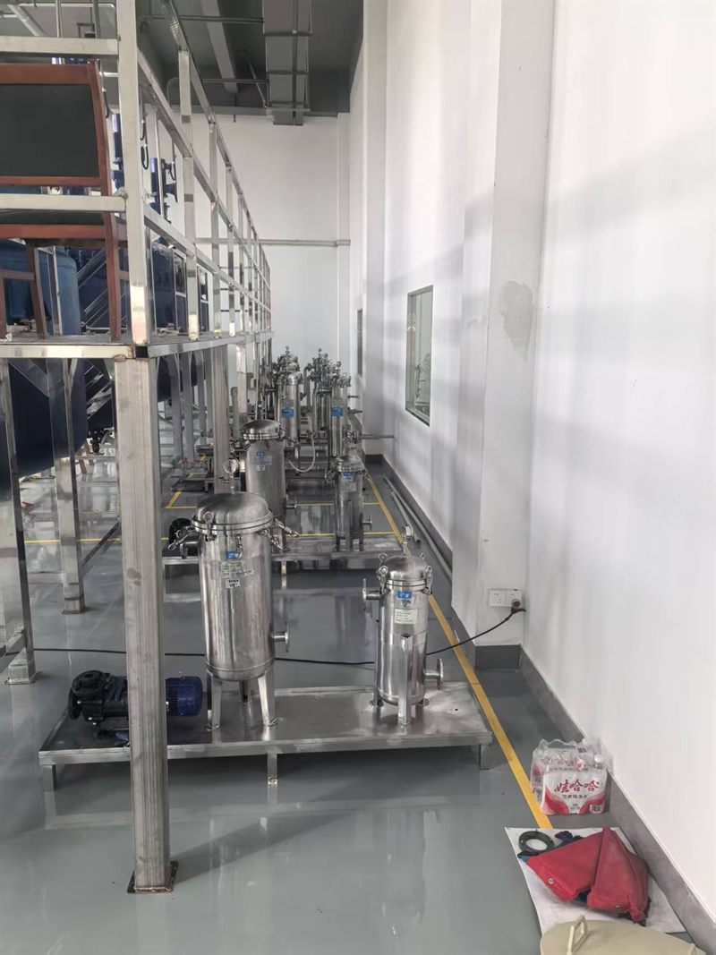 搪瓷反应釜人工安装就位现场